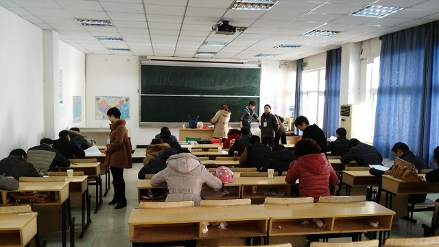系领导巡视校外考场并与合作企业进行座谈 系领导巡视校外考场并与合作企业进行座谈
